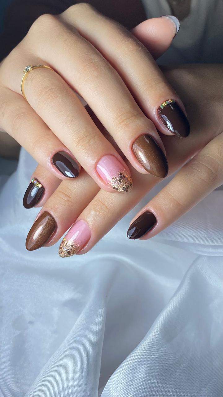 Manicure em unhas naturais e esmaltação decorada